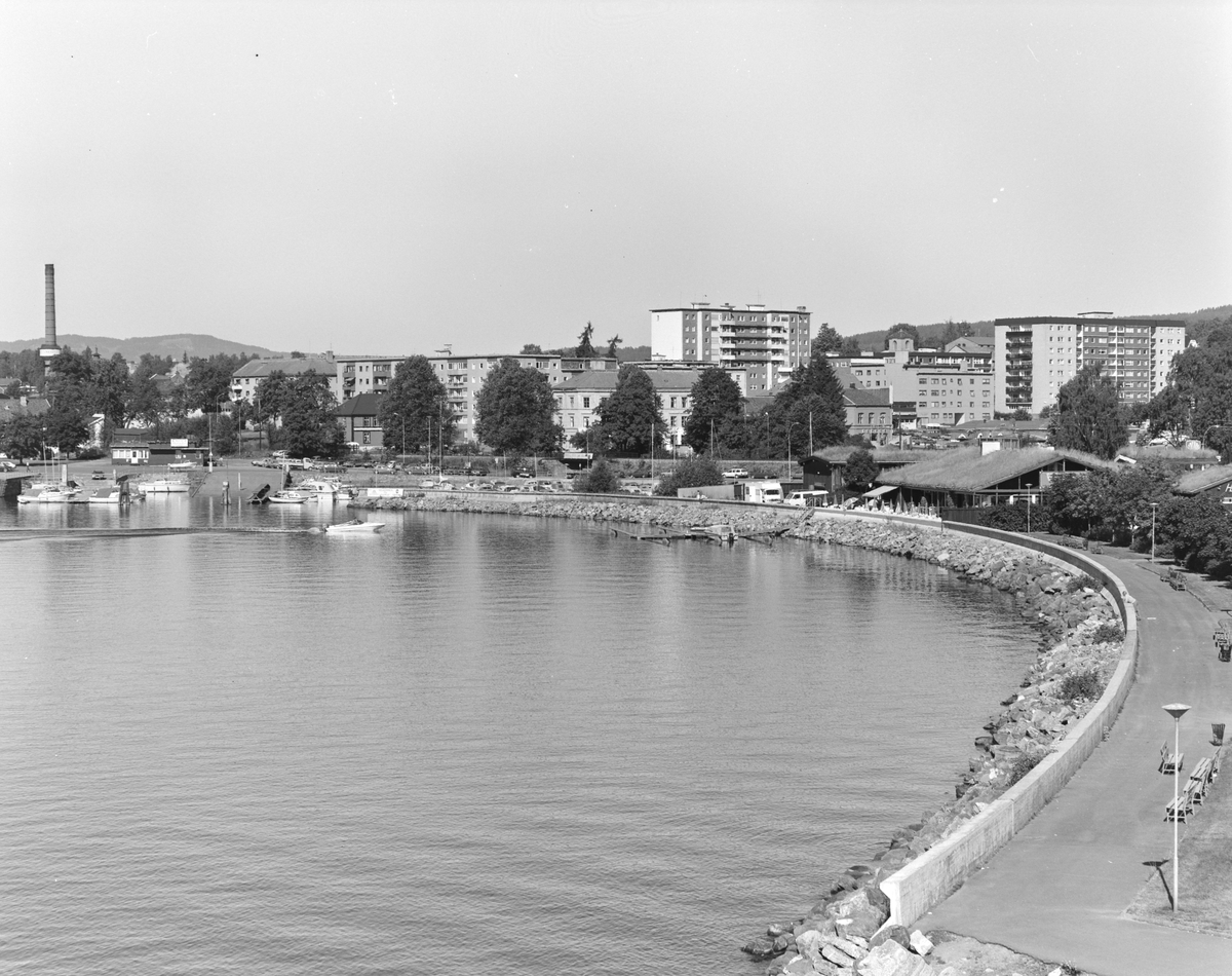 Hamar, panorama, åttemetersplanet, parkeringsplass, biler,Strandgata, Mjøsa.Hamar Brygge. Busy Butler.