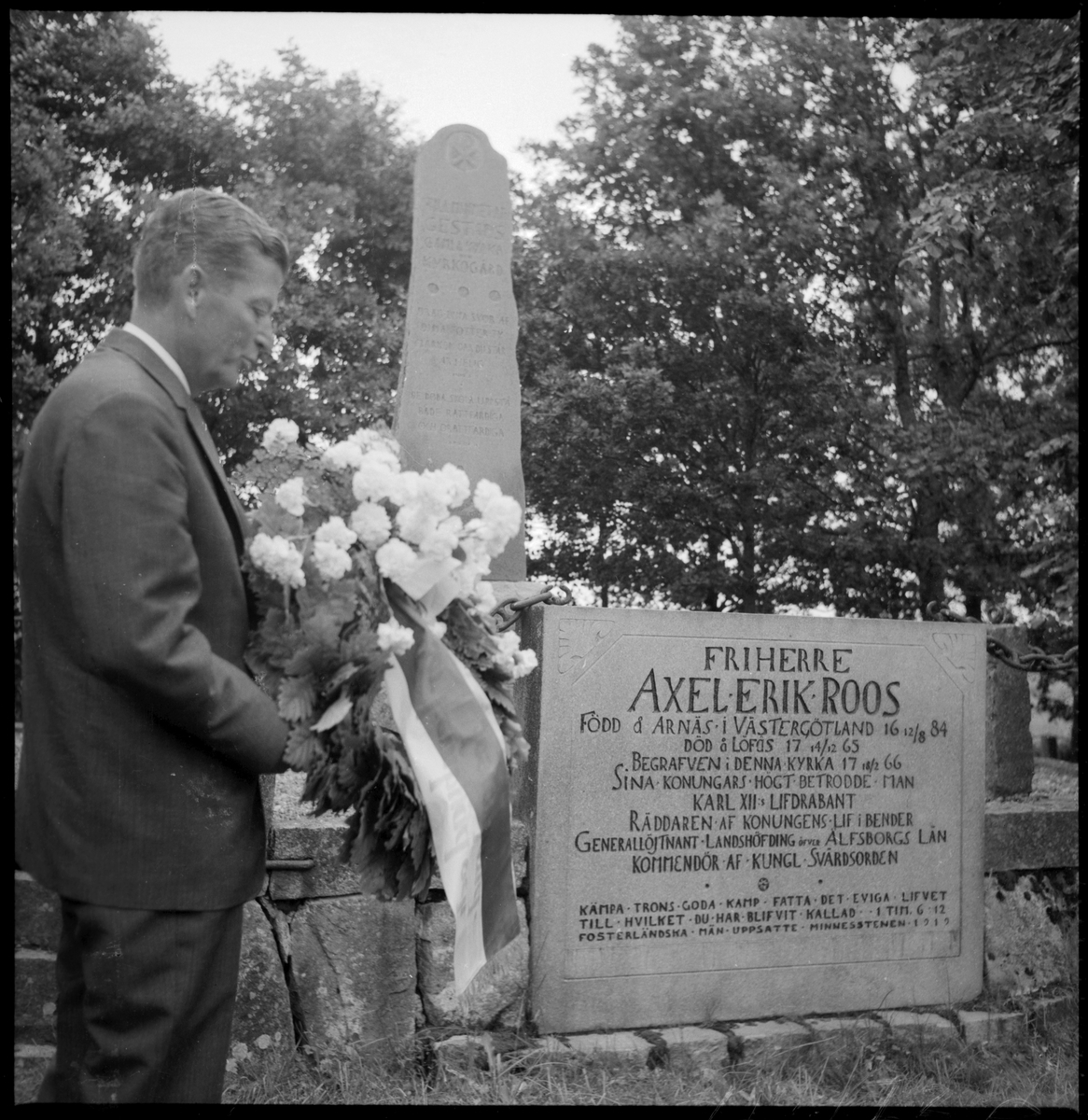 Gestads kyrka. Minnesceremoni vid Friherre Axel Erik Roos (1684-1765) gravmonument. 
År 1919 restes två minnesstenar, den ene till minne av den gamla kyrkan och kyrkogården, den andre till minne av friherre Axel Erik Roos.