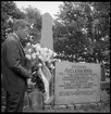 Gestads kyrka. Minnesceremoni vid Friherre Axel Erik Roos (1684-1765) gravmonument. 
År 1919 restes två minnesstenar, den ene till minne av den gamla kyrkan och kyrkogården, den andre till minne av friherre Axel Erik Roos.