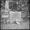 Gestads kyrka. Minnesceremoni vid Friherre Axel Erik Roos (1684-1765) gravmonument. 
År 1919 restes två minnesstenar, den ene till minne av den gamla kyrkan och kyrkogården, den andre till minne av friherre Axel Erik Roos.