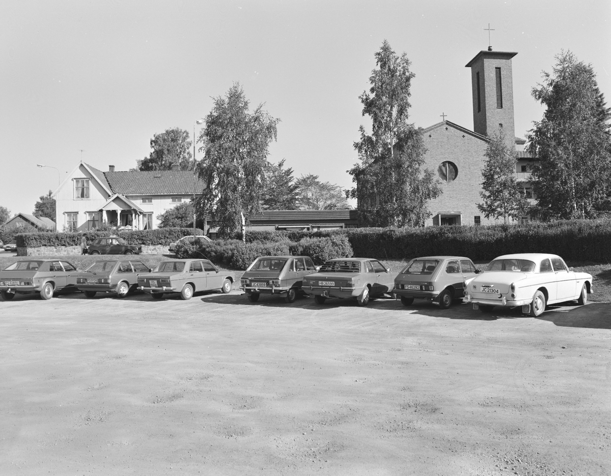Hamar, Vestre Torg, skoletorget,parkeringsplass, biler, Katolske kirke, St.Torfinn.
