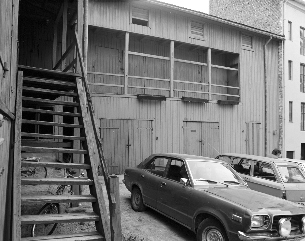 Strandgata 55, Hamar. Bakgård, uthus,trapp, svalgang, biler.