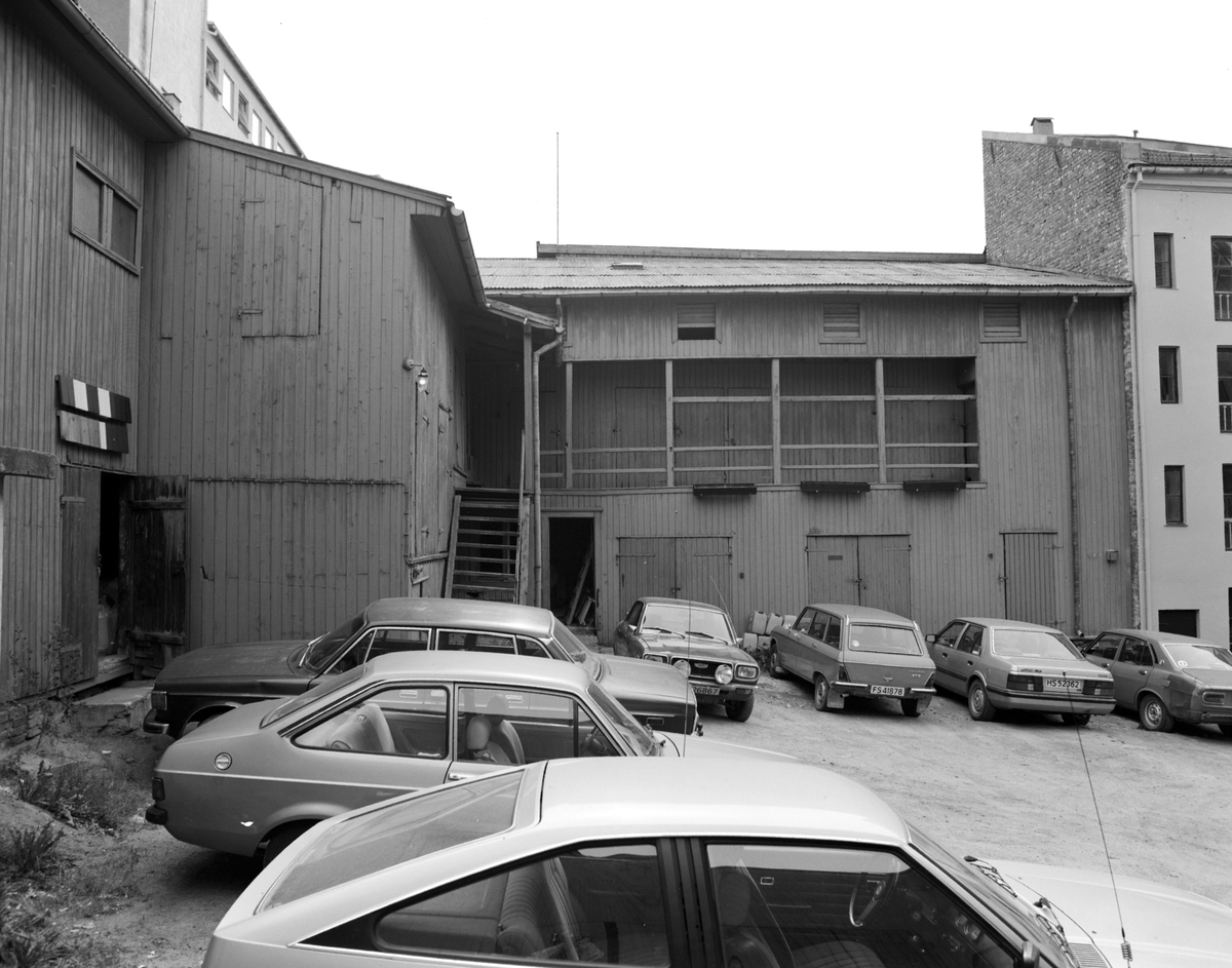 Strandgata 55, Hamar. Bakgård, uthus, biler, parkering.