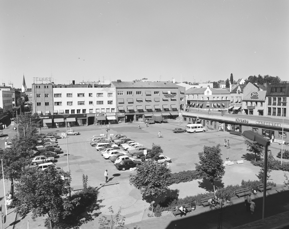 Østre Torg, Hamar. Bebyggelse, parkeringsplass, biler. Kirkeby Matsenter,
