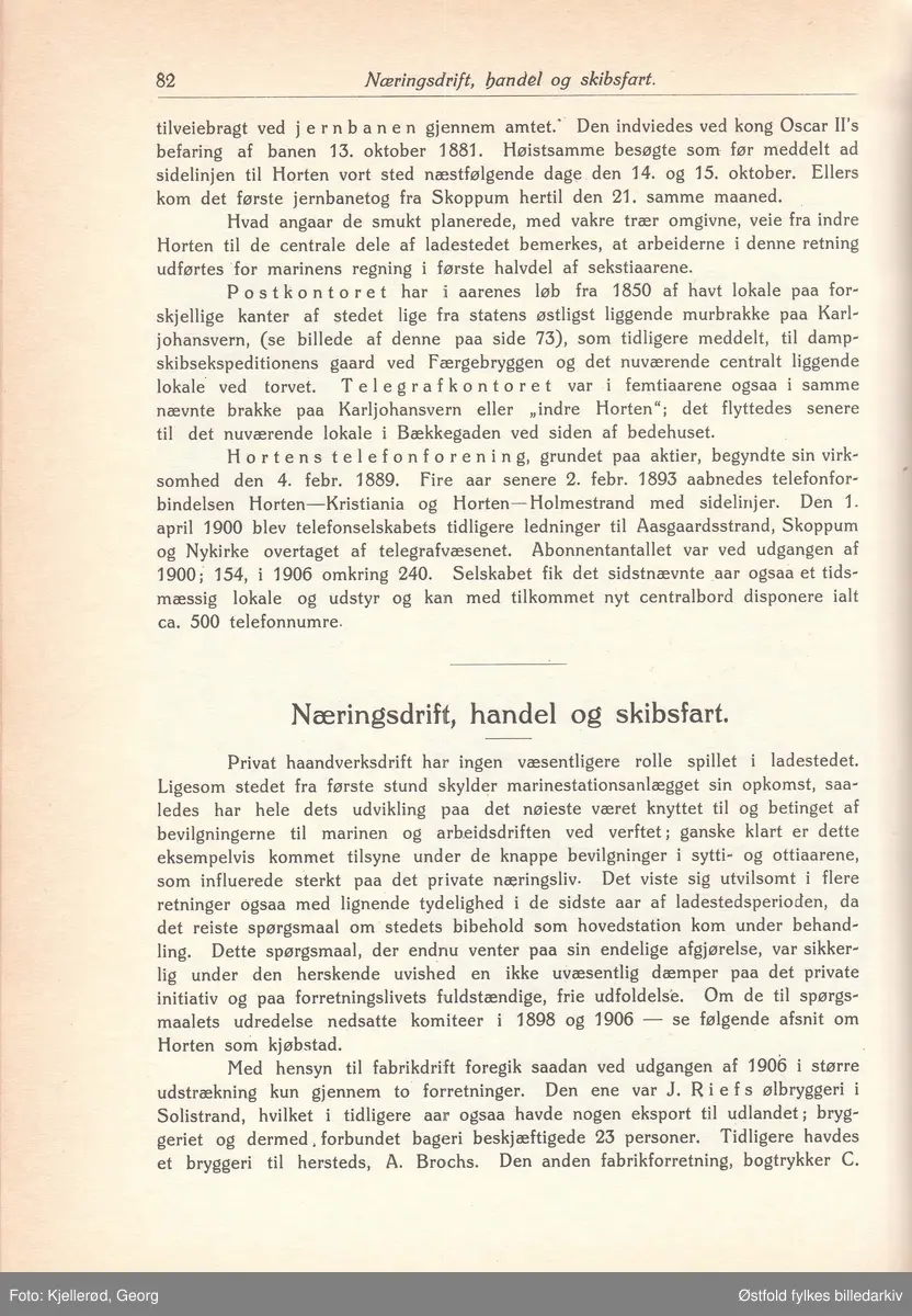 Horten med bygning for telefon og telegraf i Storgata. 

Helt til venstre: Helga Beck, kiosk med reklame for "Tobak & Cigarer" på taket. Helga Beck startet sin butikk 22. oktober 1907 skriver Johan Beck (1911) med tilhørende bilde av nettopp denne tobakksforretningen (lengst unna i bildet). 

Borreminne skriver at telefonsentralen var plassert nederst i Storgata i bakermester Olsens gård (murbygningen avbildet). 

Bygningen i midten ser ut til å være et bakeri.
Folketelling 1910 forteller at Henry Grøstad var bakeren som hadde tilhold her, i 1910 var adressen Storgata 64, senere omgjort til dagens Storgata 2.