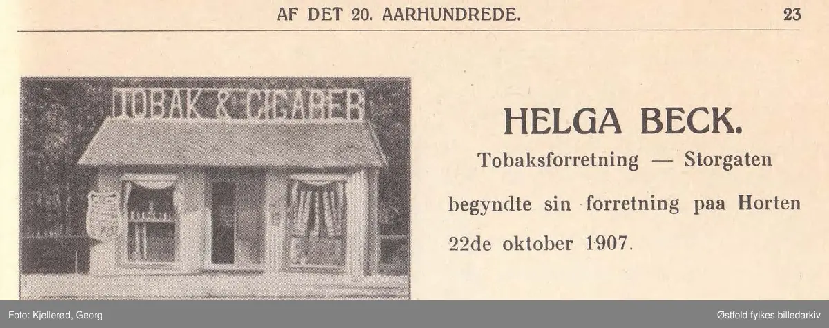 Horten med bygning for telefon og telegraf i Storgata. 

Helt til venstre: Helga Beck, kiosk med reklame for "Tobak & Cigarer" på taket. Helga Beck startet sin butikk 22. oktober 1907 skriver Johan Beck (1911) med tilhørende bilde av nettopp denne tobakksforretningen (lengst unna i bildet). 

Borreminne skriver at telefonsentralen var plassert nederst i Storgata i bakermester Olsens gård (murbygningen avbildet). 

Bygningen i midten ser ut til å være et bakeri.
Folketelling 1910 forteller at Henry Grøstad var bakeren som hadde tilhold her, i 1910 var adressen Storgata 64, senere omgjort til dagens Storgata 2.