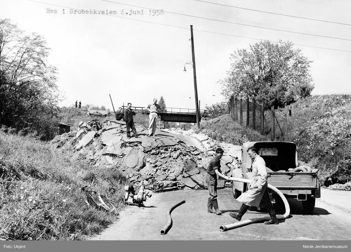 Ras i Brobekkveien på Alnabru 4. juni 1958, jernbanebrua i bakgrunnen