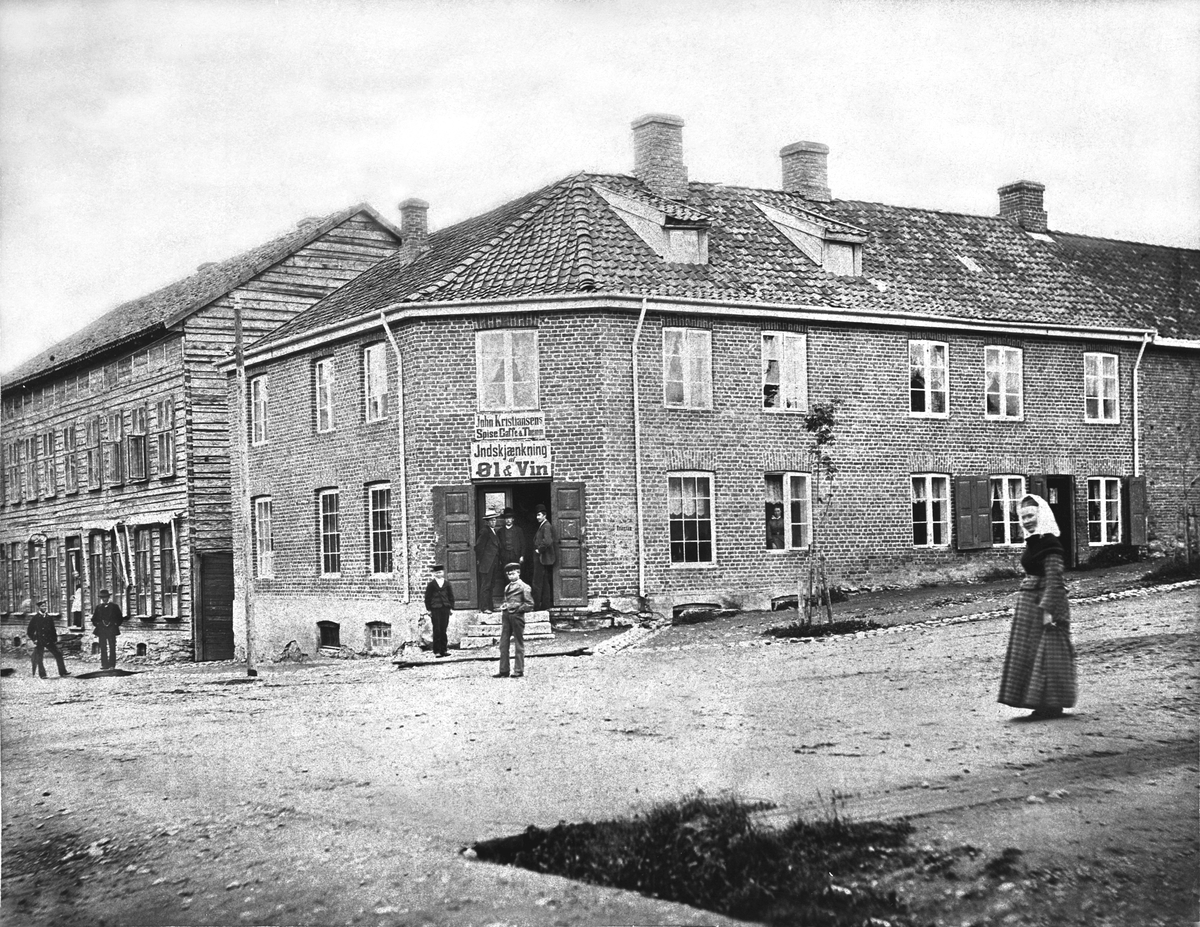 Hamar, Stortorget, Jønsrudgåreden bygd i 1852 og revet 1962, i krysset Torggata 91 - Kirkegata, forretningen til John Kristiansen, spise, kafe, The mm Indskjænking af Øl & Vin, Alkohol, servering, senere slakter John Kristiansen, 


