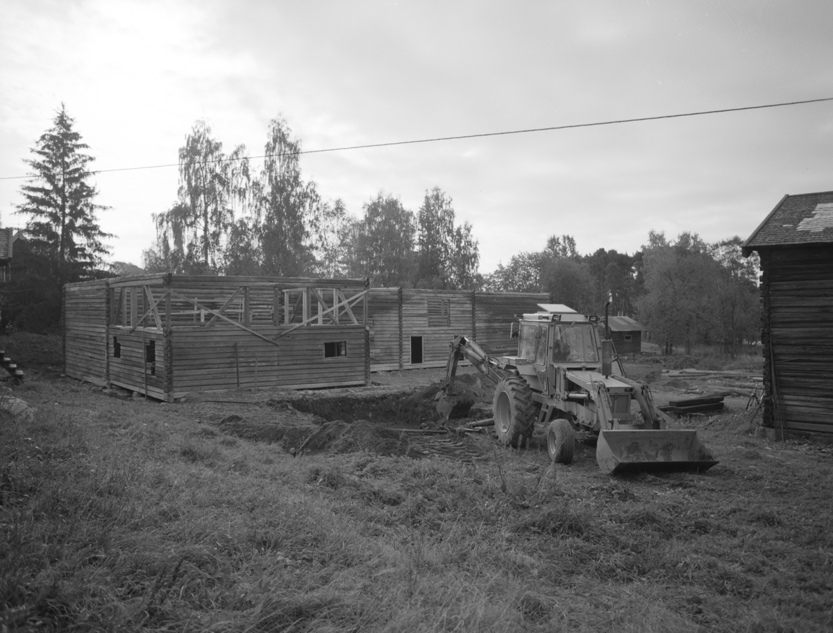 Hamar, Domkirkeodden, Åsgarden, låve, Tomterlåven fra Tomter gård i Vallset bygges opp, graving for fundament for låvebru, gravemaskin,