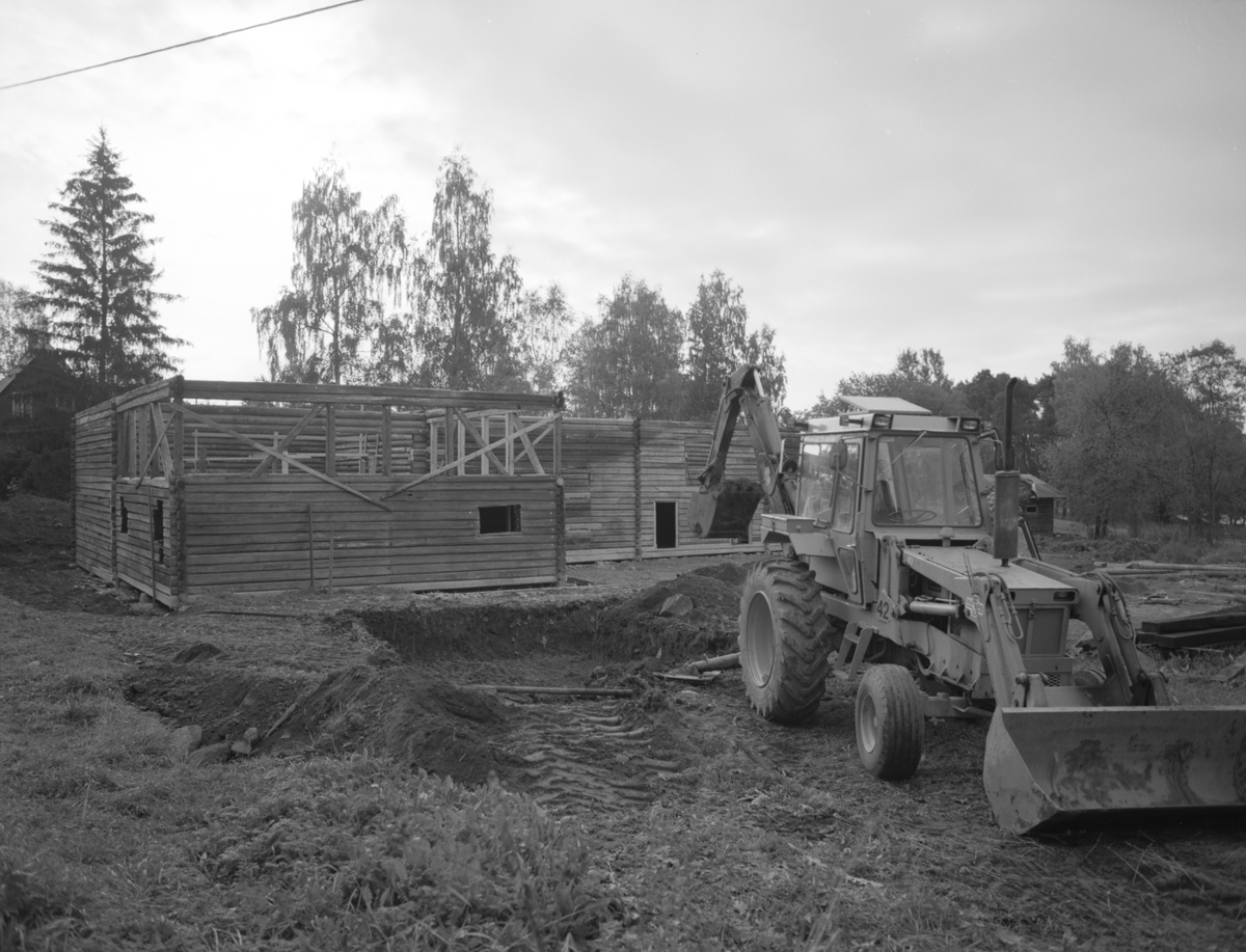 Hamar, Domkirkeodden, Åsgarden, låve, Tomterlåven fra Tomter gård i Vallset bygges opp, graving for fundament for låvebru, gravemaskin,