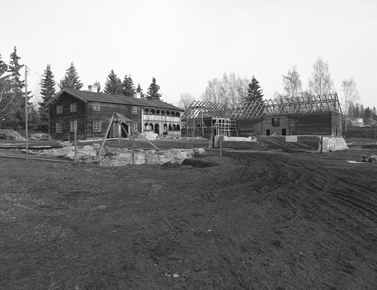 Hamar, Domkirkeodden, Åsgarden, muring av kjeller for oppføring av hovedbygningen fra Vartomten i Vang H, Tomterlåven settes opp i bakgrunnen,