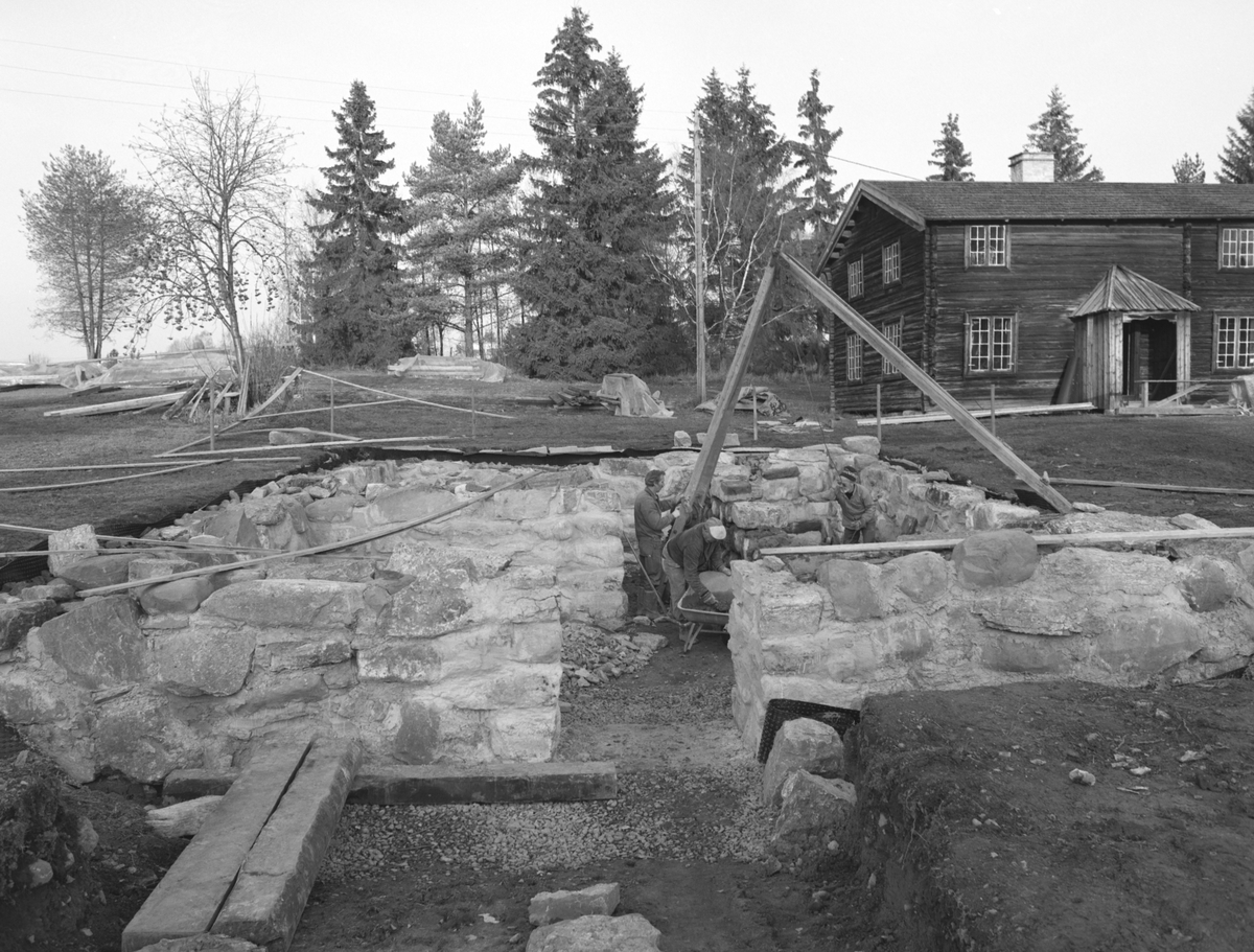 Hamar, Domkirkeodden, Åsgarden, muring av kjeller for oppføring av hovedbygningen fra Vartomten i Vang H,