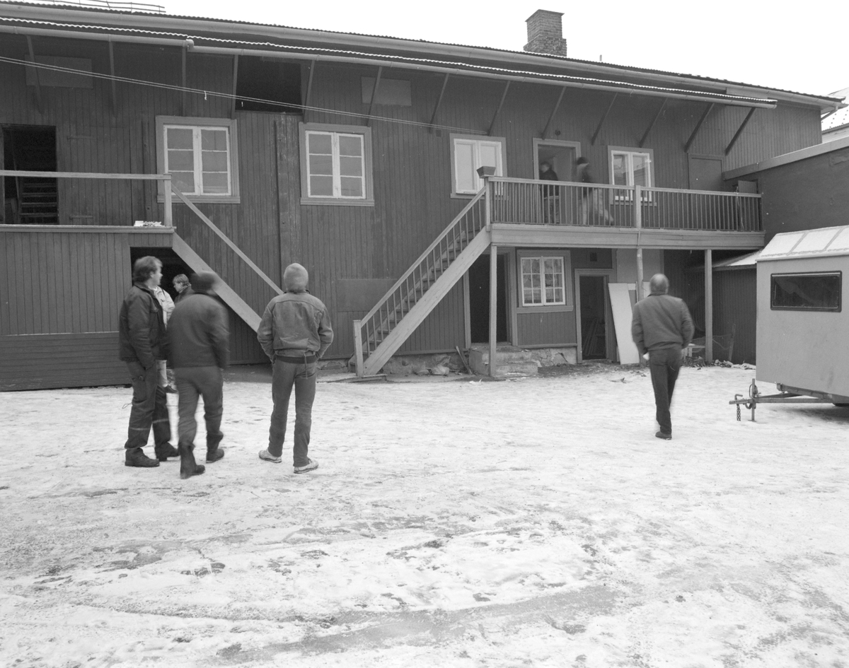 Torggata 81, Hamar. Før riving vinteren 1990, bakgården.