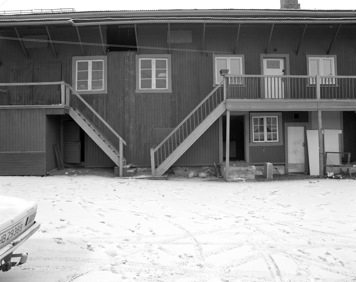 Torggata 81, Hamar. Før riving vinteren 1990, bakgård, bygård.