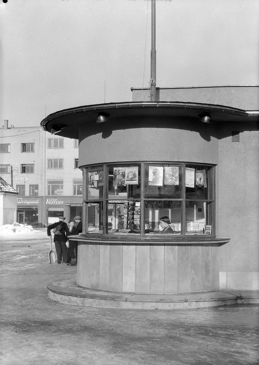 Hamar, Østre Torg, Rutebilstasjonen åpnet 15. november 1938, tegnet av arkitekt Finn Poppe, aviskiosk, 