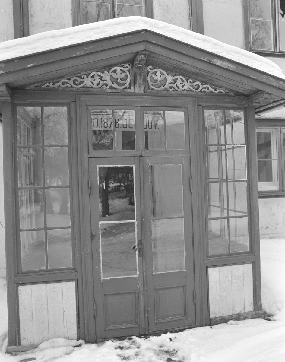 Hamar, Furubakken, Furnesvegen 24, advokat Borger Lenths villa, eksteriør etter brannen 16. september 1983, inngangsparti.