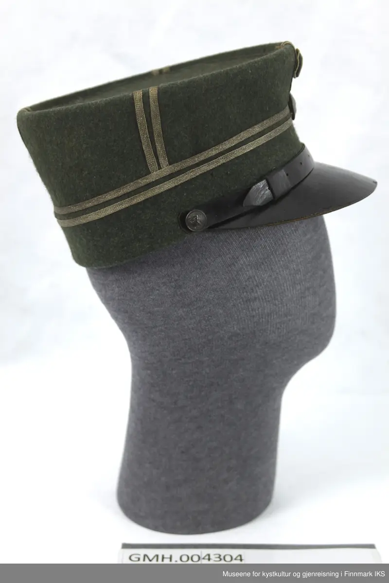 Uniformen besto opprinnelig av lue, jakke, bukse, belte og lærstøvler. Beltet og støvlene mangler. Uniformen består av mørkegrønn vadmel og har smale røde kanter ved yttersømmen til buksen, kragen og ved mansjettene. Luen / hatten har to parallelle gule striper rundt og på for- og baksiden. På fremsiden befinner seg en reim og et skjold som er svarte. På jakkens vestre armen er det festet en armbind med genferkors. Jakken lukkes med skjulte knapper i kunststoff . Den har to brystlommer og to sidelommer med klaff samt to metallhemper ved kragen. På innsiden til venstre befinner deg atter to lommer uten klaff. Jakken er foret med lyst, ubleket bomullsstoff. Den lange buksen er formet vid rundt lårbeinene, har to sidelommer og stropper nede. Den er en høy modell med knapper til seler og spensel i rygg. Buksen har en skult knepping i gylfen med metallknapper og en metallhempe øverst. Klærne er stemplet på innsidene.