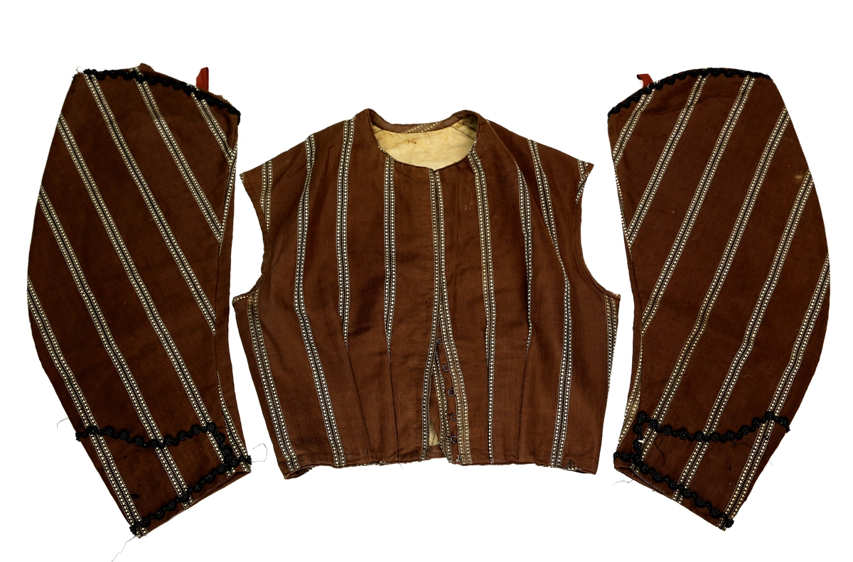 Kjoleliv i tre deler: Vest og løse ermer. Ermene har hemper øverst. Vesten er ganske kort og rekker til livet. Den er innsvingt i livet, og formsydd med spiler. Det er én spile i ryggen og to i hver side. Det er også en leggsøm i sida som gir utvidelsesmuligheter. Sidesøm og skuldersøm er noe tilbaketrukket/ligger langt bak. Kjolelivet er sydd av et lerretsvevd stoff med striper, og fôret med lerret. Ermene er dekorert med perler