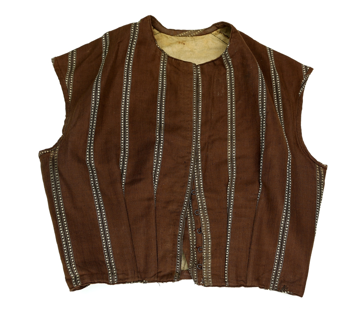 Kjoleliv i tre deler: Vest og løse ermer. Ermene har hemper øverst. Vesten er ganske kort og rekker til livet. Den er innsvingt i livet, og formsydd med spiler. Det er én spile i ryggen og to i hver side. Det er også en leggsøm i sida som gir utvidelsesmuligheter. Sidesøm og skuldersøm er noe tilbaketrukket/ligger langt bak. Kjolelivet er sydd av et lerretsvevd stoff med striper, og fôret med lerret. Ermene er dekorert med perler