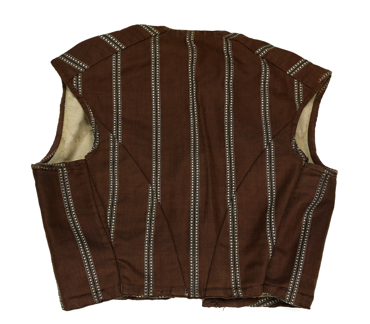 Kjoleliv i tre deler: Vest og løse ermer. Ermene har hemper øverst. Vesten er ganske kort og rekker til livet. Den er innsvingt i livet, og formsydd med spiler. Det er én spile i ryggen og to i hver side. Det er også en leggsøm i sida som gir utvidelsesmuligheter. Sidesøm og skuldersøm er noe tilbaketrukket/ligger langt bak. Kjolelivet er sydd av et lerretsvevd stoff med striper, og fôret med lerret. Ermene er dekorert med perler