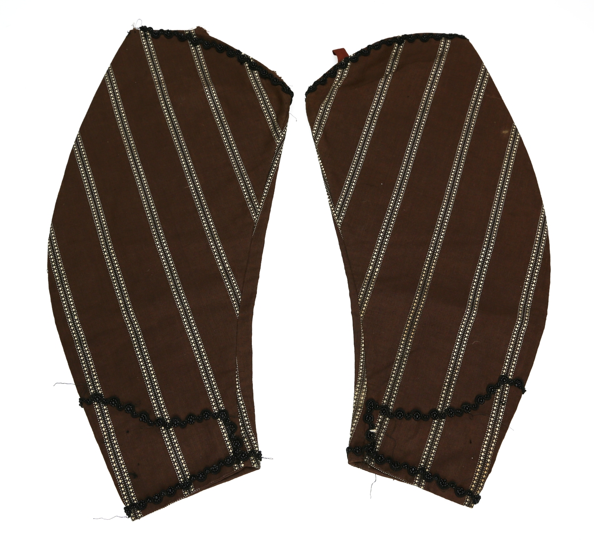 Kjoleliv i tre deler: Vest og løse ermer. Ermene har hemper øverst. Vesten er ganske kort og rekker til livet. Den er innsvingt i livet, og formsydd med spiler. Det er én spile i ryggen og to i hver side. Det er også en leggsøm i sida som gir utvidelsesmuligheter. Sidesøm og skuldersøm er noe tilbaketrukket/ligger langt bak. Kjolelivet er sydd av et lerretsvevd stoff med striper, og fôret med lerret. Ermene er dekorert med perler