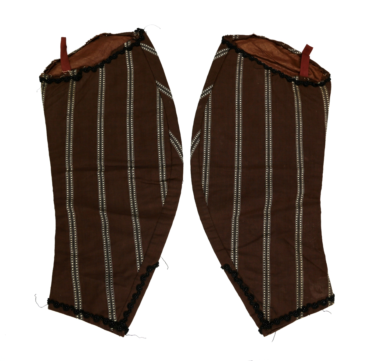 Kjoleliv i tre deler: Vest og løse ermer. Ermene har hemper øverst. Vesten er ganske kort og rekker til livet. Den er innsvingt i livet, og formsydd med spiler. Det er én spile i ryggen og to i hver side. Det er også en leggsøm i sida som gir utvidelsesmuligheter. Sidesøm og skuldersøm er noe tilbaketrukket/ligger langt bak. Kjolelivet er sydd av et lerretsvevd stoff med striper, og fôret med lerret. Ermene er dekorert med perler