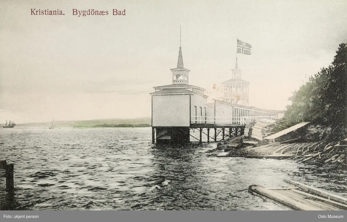 Bygdøynes bad, badehus, stupetårn, flagg, fjord