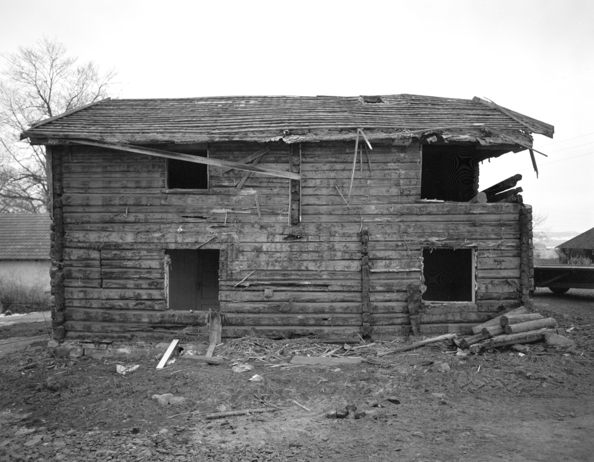 Tokstad gård, Ottestad. Riving av tømmerbygning. Eksteriør.