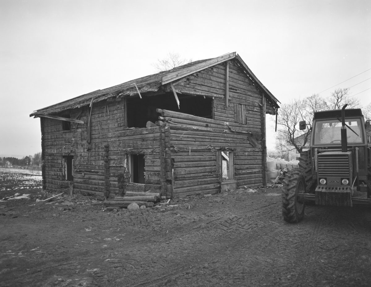 Tokstad gård, Ottestad. Riving av tømmerbygning. Eksteriør.


