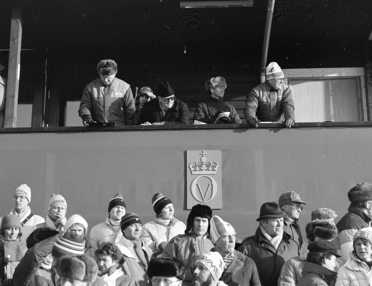 Verdensmesterskapet på skøyter Hamar stadion 16.02.-17.02.1985. 
Kongetribunen, Kong Olav 5, æresgjester.