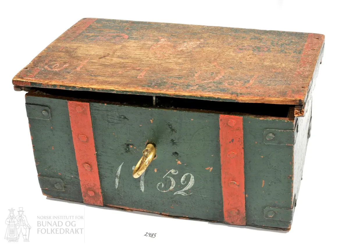 Treskrin med jernbeslag og nykkel i messing. Måla i grønt og raudt. Loket er veldig avslite. På framkanten er årstalet 1752 måla.
Brukt til oppbevaring av småtekstilar.