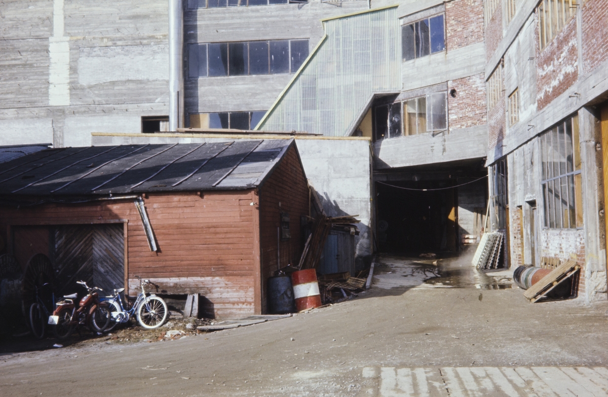 Parti av uteområde ved Bothners fabrikk på Hamnneset.