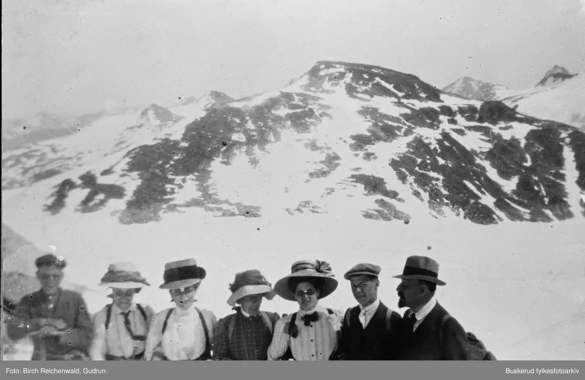 Smørstabbreen

Fra venstre:  nr.4 Tina Ferden, nr.5 Gudrun Birch  .Reishenwald
Smørstabbreen er den største isbreen i Jotunheimen og ligger ved Smørstabbtindan øst for Sognefjellet. Smørstabbreen er en platåbre med tre brearmer, Bøverbrean og Leirbrean mot vest og Sandelvbrean møt nordøst.

Isbreen er lett tilgjengelig fra Krossbu ved fylkesvei 55 og fra Leirvassbu. Om sommeren er det fast føring over breen mellom disse to hyttene. DNT har i en årrekke holdt brekurs på Smørstabbrean med utgangspunkt i Krossbu.