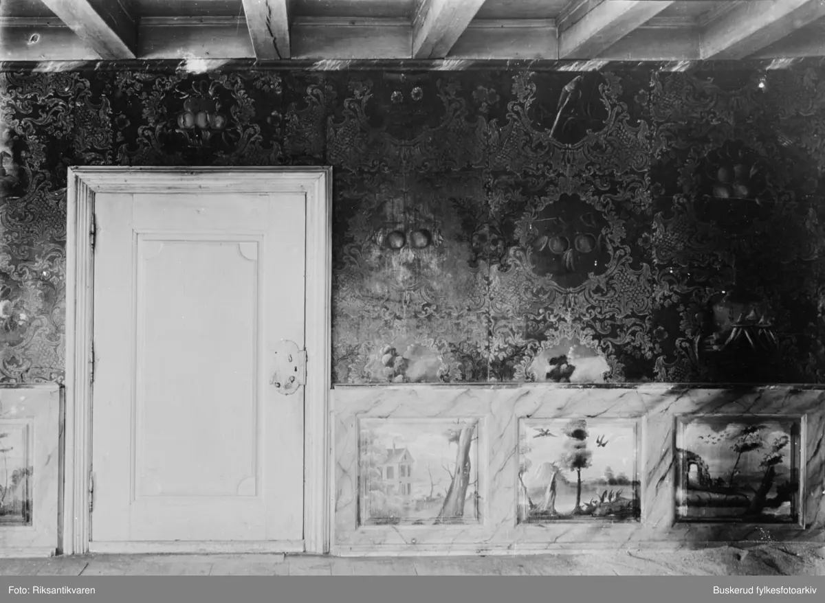 Vaker gård i Norderhov
Aadnes-stuen på Skriver -Vaker. Tapetet er malt strietapet med sjablonger. Tapetet var dypt blått i rokkokostil
Gården brant i 1949