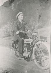 En mann på motorsykkel.