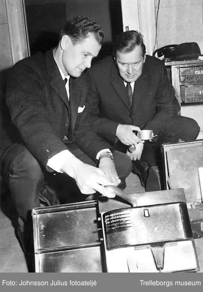 Poliskåren, tipskassa på 2000kronor stals vid lunchrast i Trelleborg 25/4 1963. Kriminalassistent Nils Nilsson, Tage Hansson.