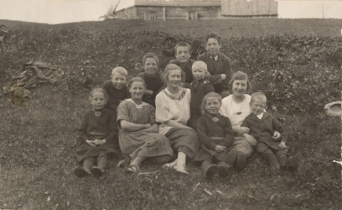 Gruppebilde av barn og ungdommer, fotografert ute.