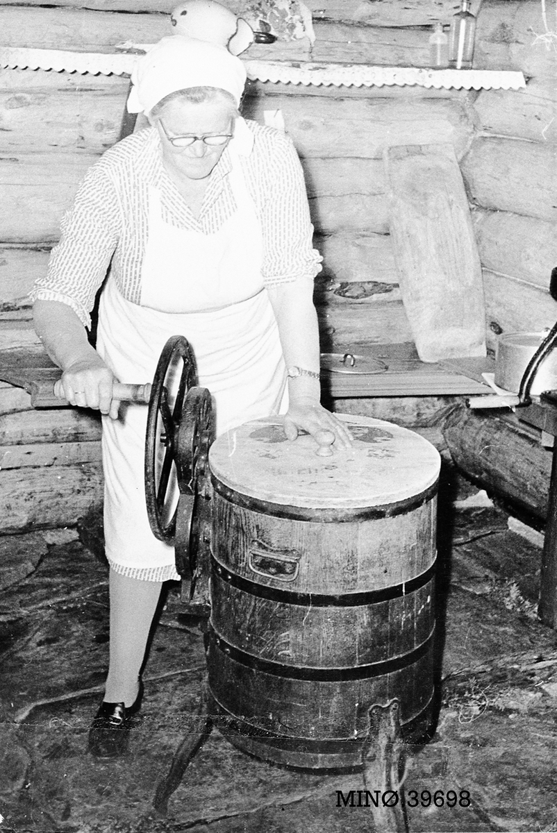 Kvinne som kjerner smør