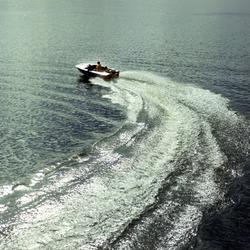 En motorbåt, Sporty, med vattenskidåkare på sjön Vikarn vid 