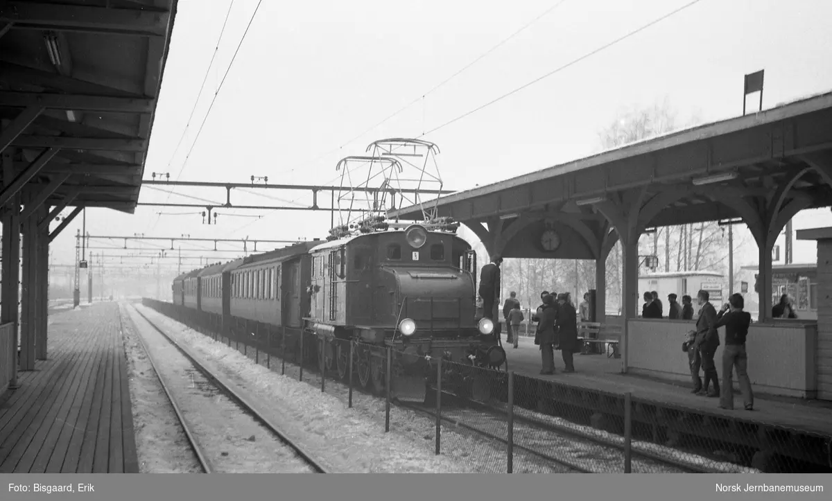 Elektrisk lokomotiv El 1 nr. 2011 på Lillestrøm stasjon foran NJKs utfluktstog