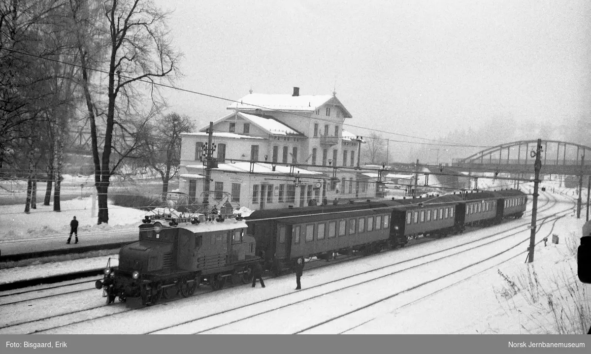 Elektrisk lokomotiv El 1 nr. 2011 på Lillestrøm stasjon foran NJKs utfluktstog