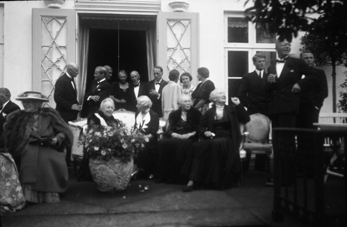 Fotosamling etter Cappelen. Gruppe mennesker fotografert i et selskap.