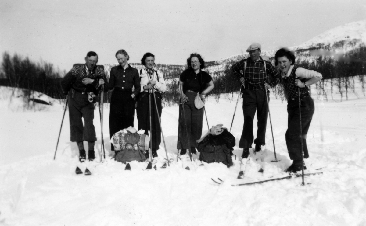 Kvinner og menn på skitur.