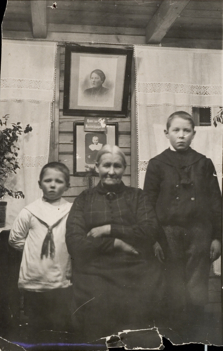 Ragnhild Pedersen fotografert i hjemmet på Tofta sammen med to barnebarn.