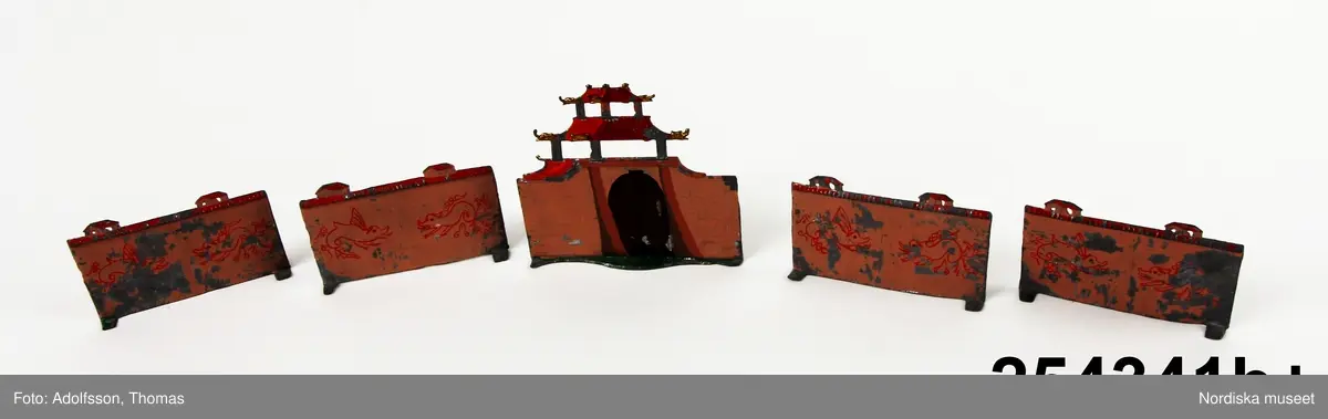 Enligt katalogkort: "137 st pjäser: soldater, murar och träd, förvarade i originalkartong, klädd med brunt papper med stor svart etikett - - - /90 st." I lockets insida med anelinskrift: "Axel Martin/Julafton 1889/Engelsmän och Turkar."