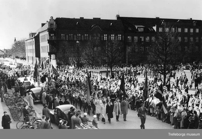 1: majdemonstration på Nygatan, i bakgrunden C B Friisgatan 11-13.