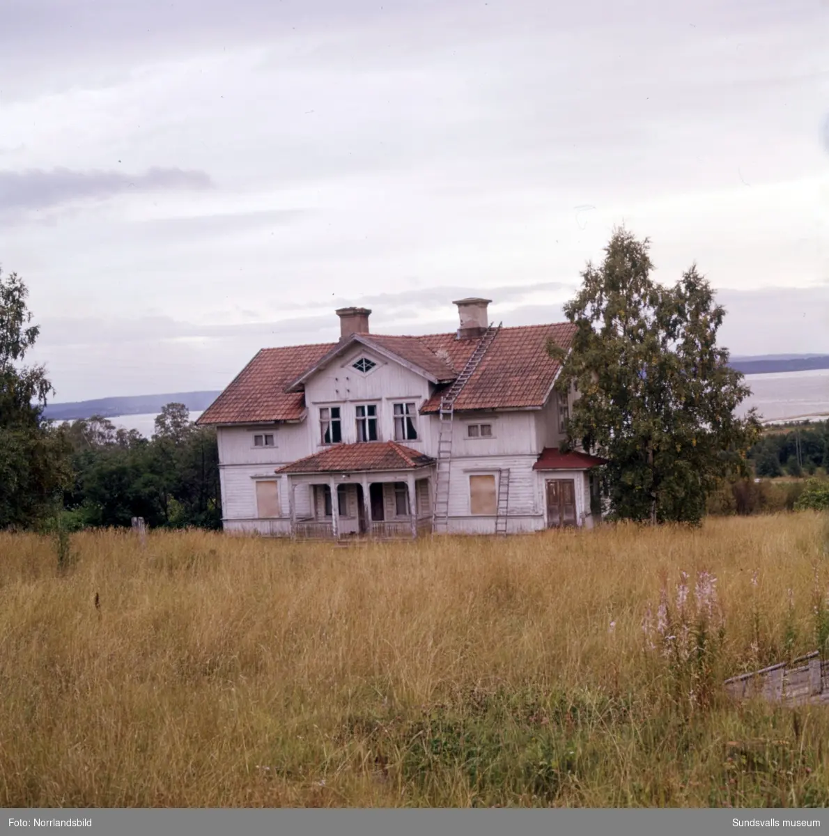 Gamla torp och ödegårdar fotograferade till ett reportage i veckotidningen Husmodern. Okända adresser och datum, men troligen från Medelpad och Ångermanland.