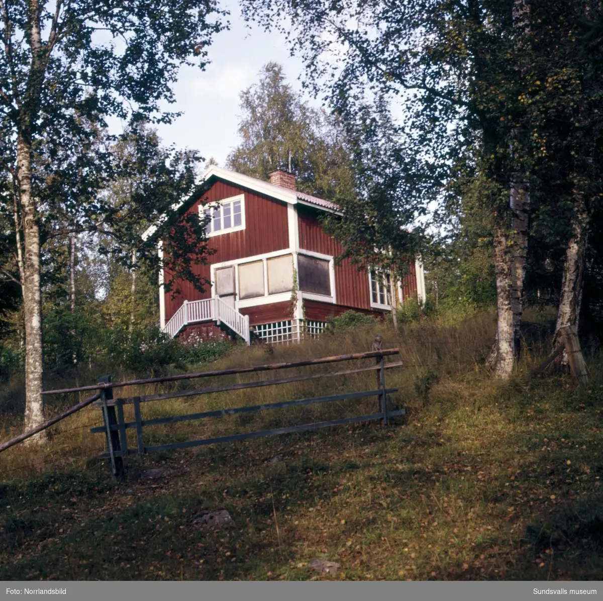 Gamla torp och ödegårdar fotograferade till ett reportage i veckotidningen Husmodern. Okända adresser och datum, men troligen från Medelpad och Ångermanland.