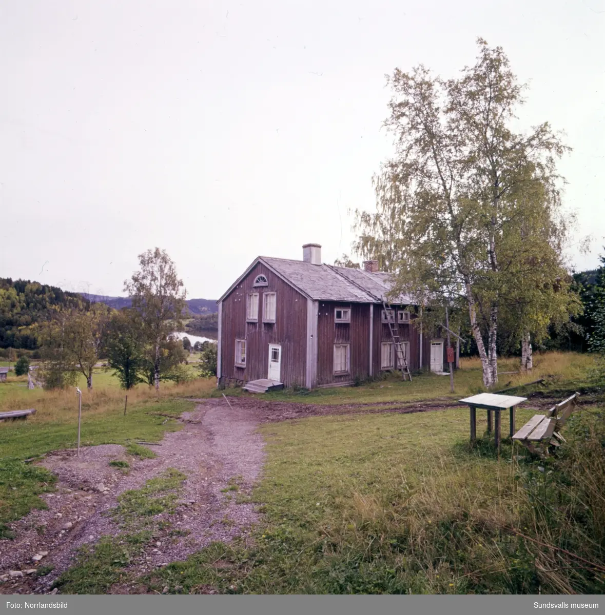 Gamla torp och ödegårdar fotograferade till ett reportage i veckotidningen Husmodern. Okända adresser och datum, men troligen från Medelpad och Ångermanland.