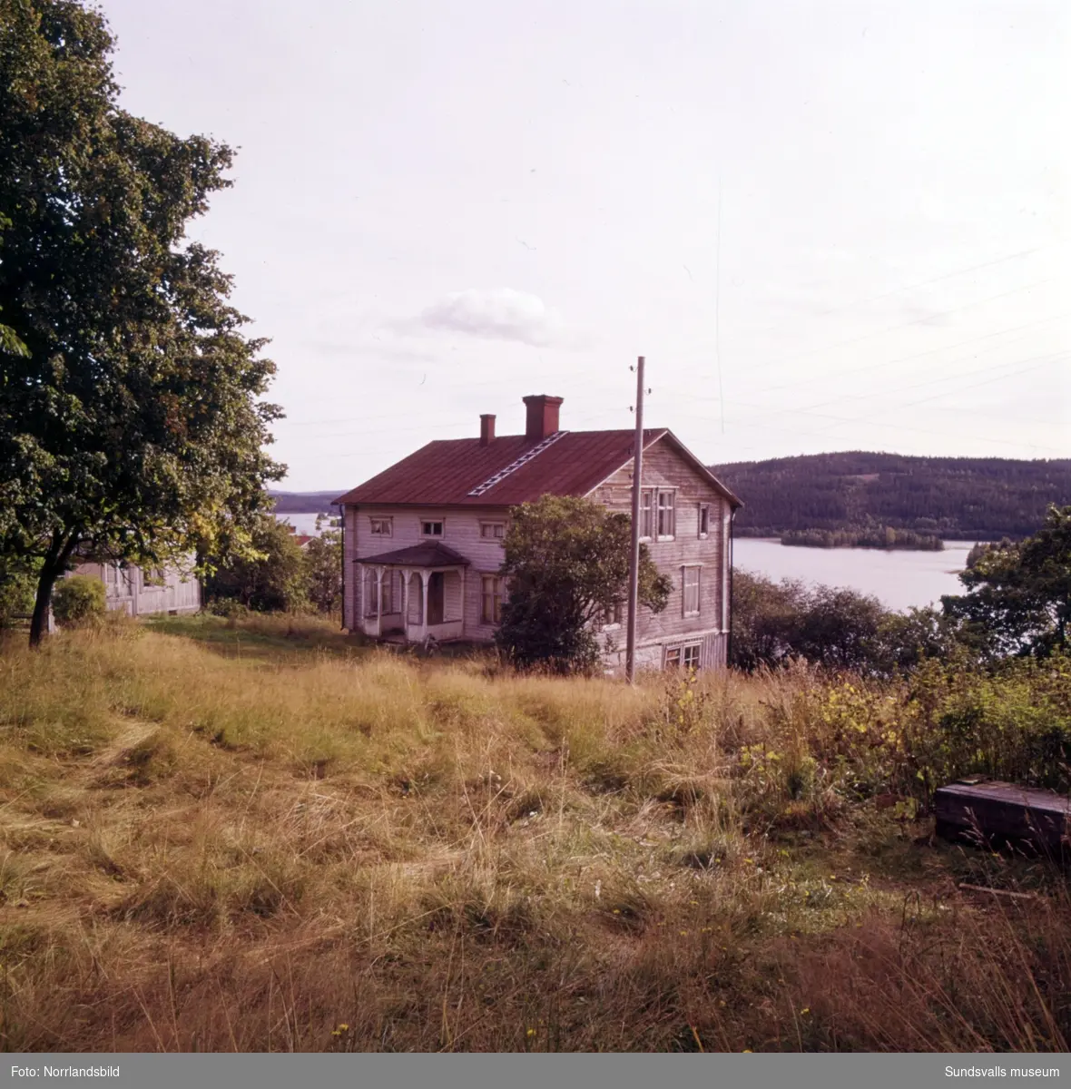 Gamla torp och ödegårdar fotograferade till ett reportage i veckotidningen Husmodern. Okända adresser och datum, men troligen från Medelpad och Ångermanland.